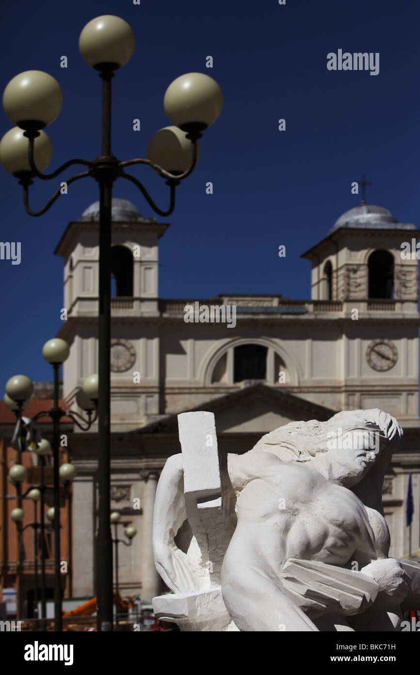 Le vittime del terremoto un monumento in Piazza Duomo a L'Aquila Abruzzo Italia Foto Stock