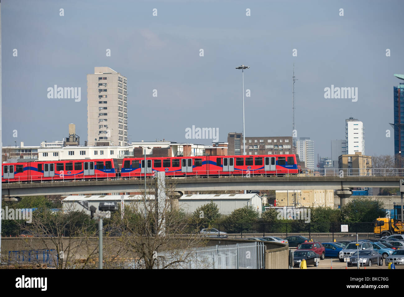 Un Docklands Light Railway DLR treno passa sul mercato di Billingsgate, Canary Wharf, London, 2010 Foto Stock