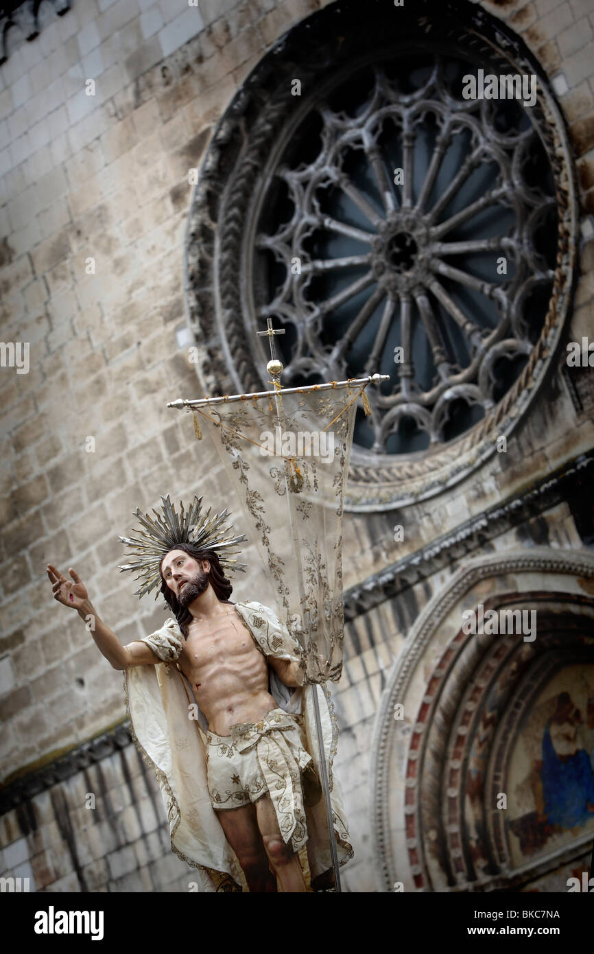 Il corpo del Cristo Risorto all'inizio della Domenica di Pasqua celebrazioni a Sulmona Abruzzo Italia Foto Stock