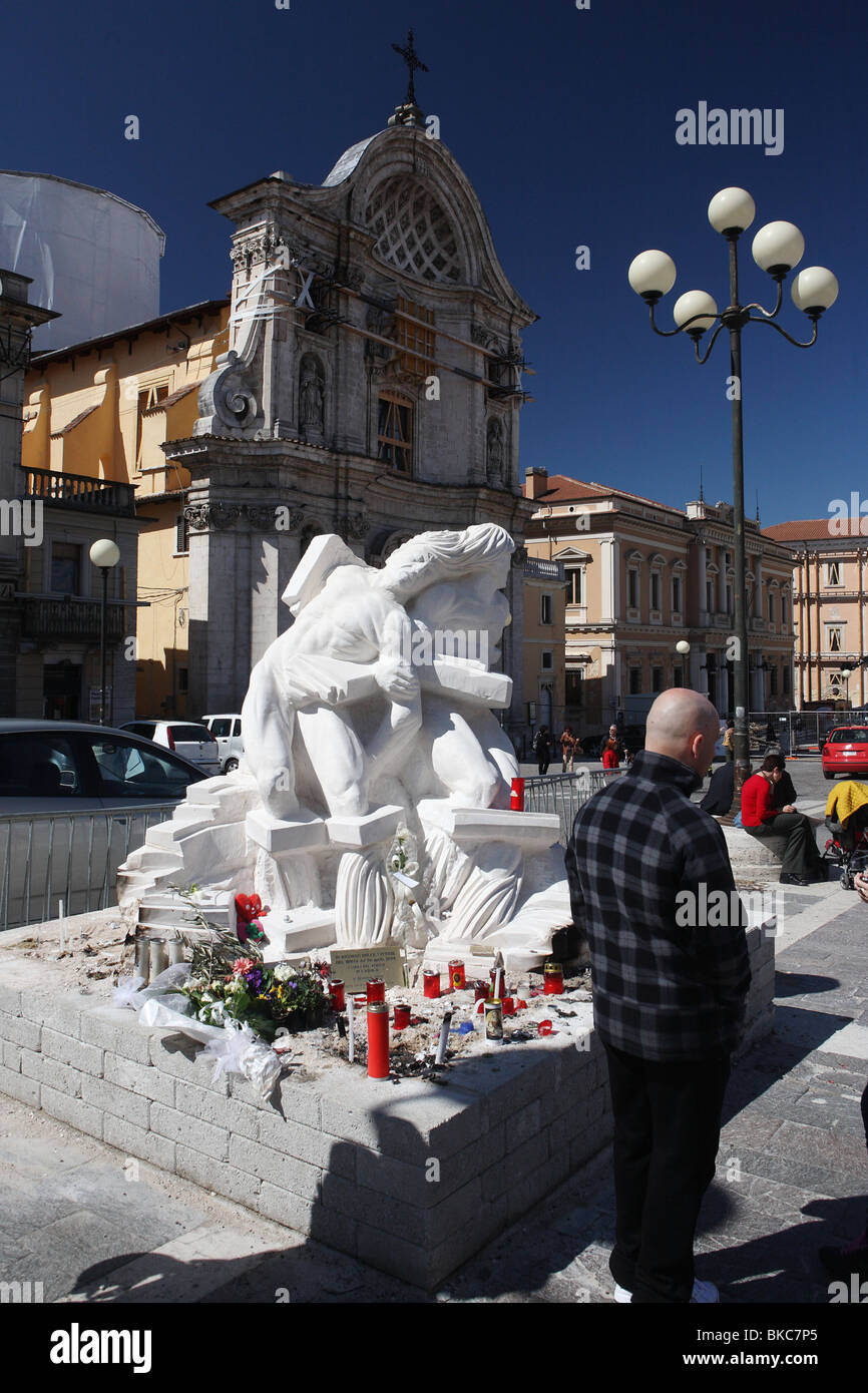 Le vittime del terremoto un monumento in Piazza Duomo a L'Aquila Abruzzo Italia Foto Stock