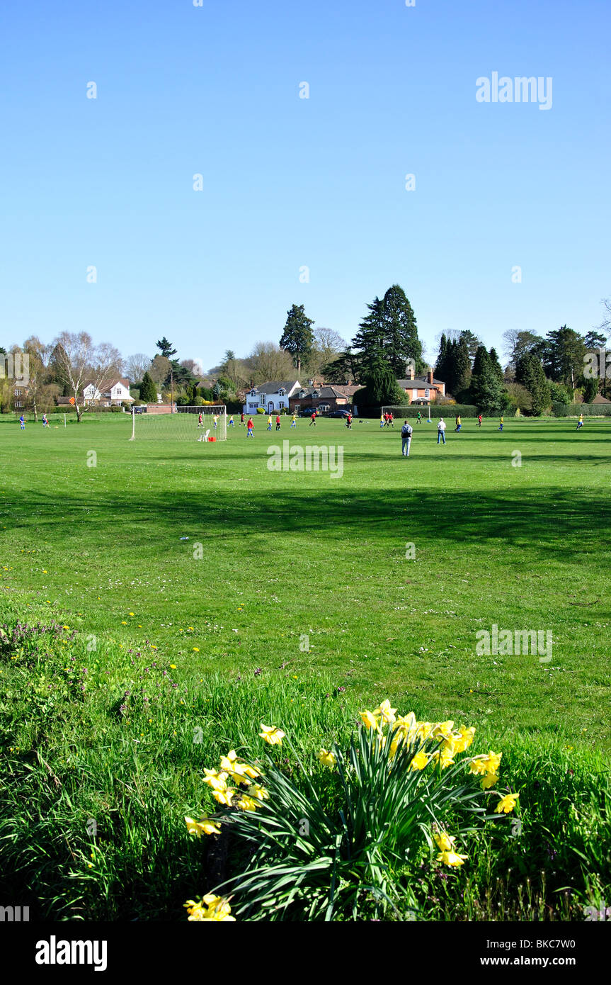 Partita di calcio, il verde, Shalford, Surrey, England, Regno Unito Foto Stock