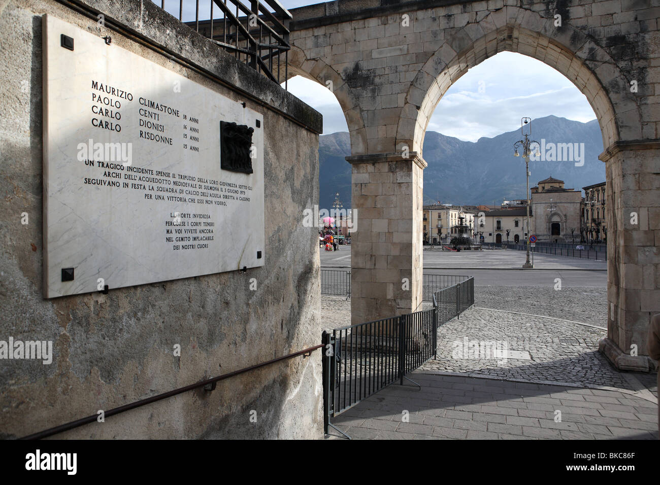 Una vista in Piazza Garibaldi - Sulmona, Abruzzo attraverso un arco in Acquedotto medievale Foto Stock