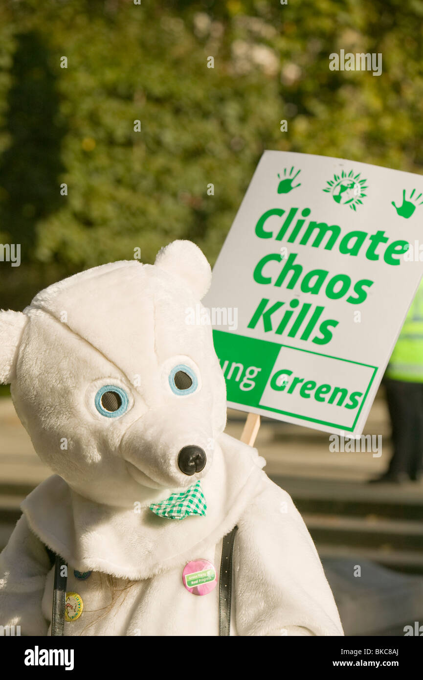 Un manifestante vestito come un orso polare in conto i cambiamenti climatici nel rally di Londra Foto Stock