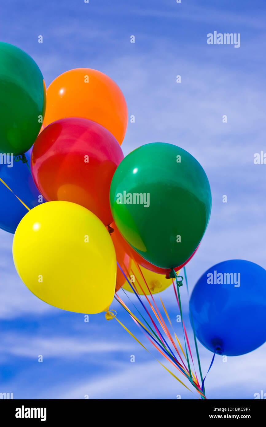 Palloncini colorati contro un cielo blu Foto Stock