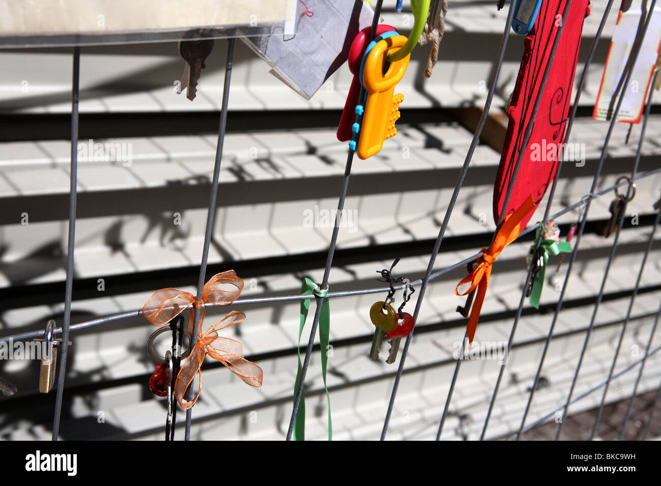 Una serie di giocattoli per bambini tasti in plastica appendere su una barriera come parte di una più ampia protesta contro la mancanza di progresso a L'Aquila Foto Stock