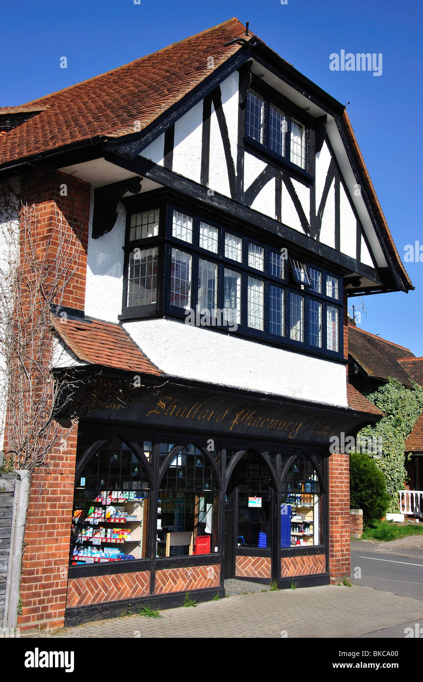 Shalford farmacia, King's Road, Shalford, Surrey, England, Regno Unito Foto Stock