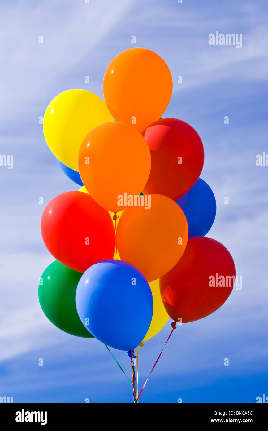 Palloncini colorati contro un cielo blu Foto Stock