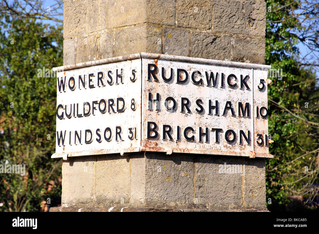 Periodo cartello stradale, Cranleigh, Surrey, England, Regno Unito Foto Stock