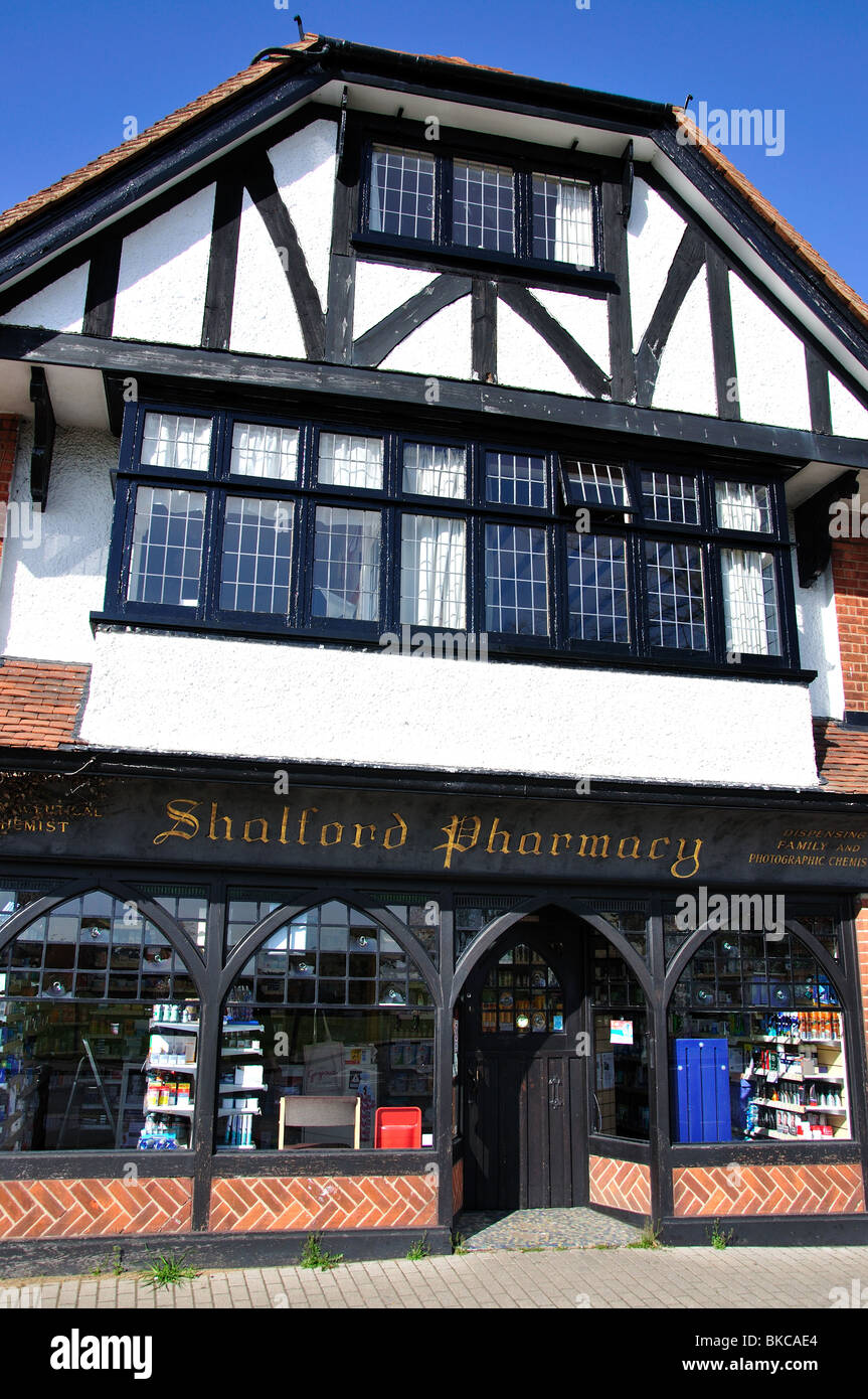 Shalford farmacia, King's Road, Shalford, Surrey, England, Regno Unito Foto Stock