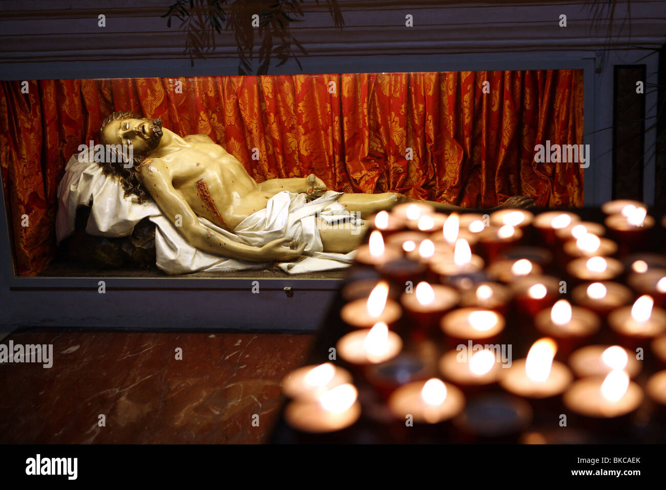 Una statua del corpo di Gesù nella chiesa di Santa Maria del Suffragio, L Aquila Abruzzo Italia Foto Stock