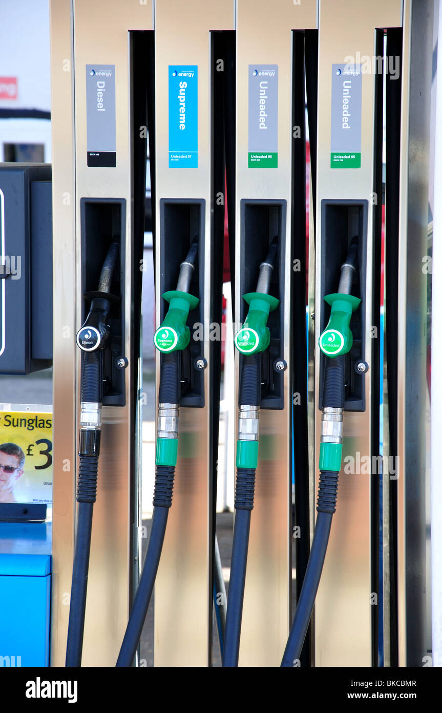 Le pompe di benzina in corrispondenza di una stazione di servizio, Cranleigh, Surrey, England, Regno Unito Foto Stock