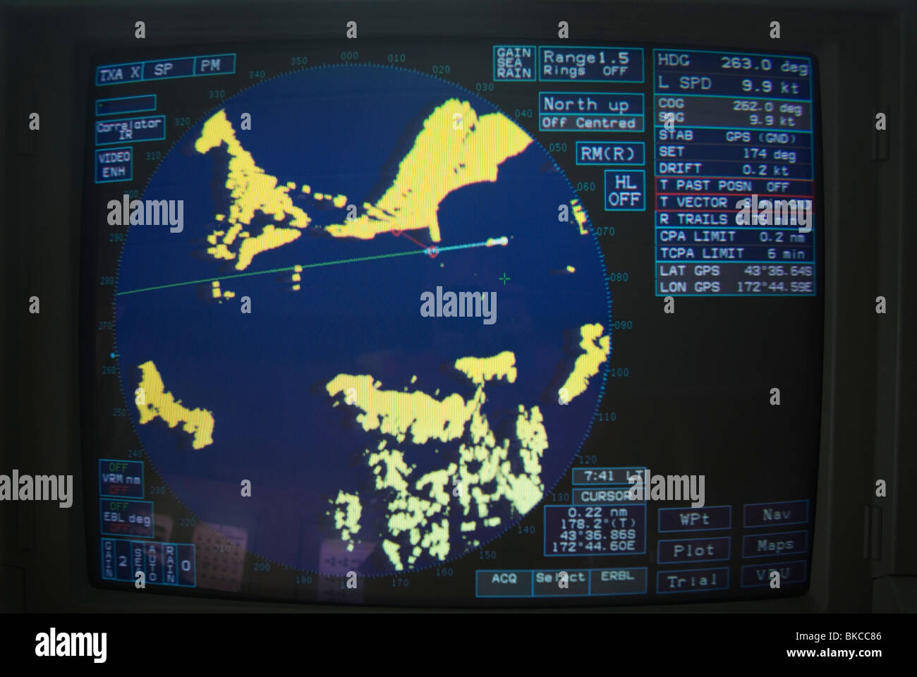 Nella schermata Radar a bordo di una nave che entra in porto. Foto Stock