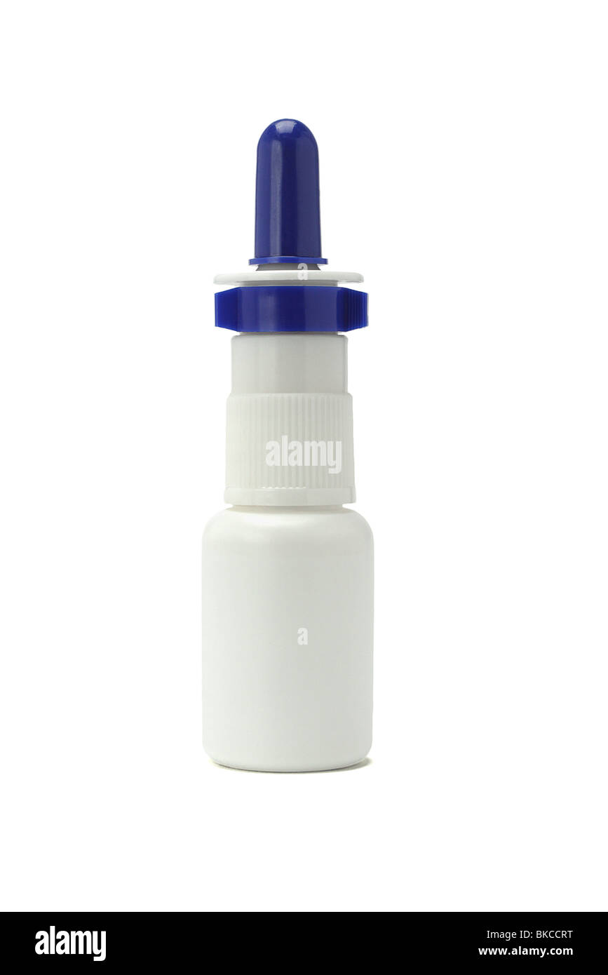 Spray Nasale in contenitore di plastica su sfondo bianco Foto Stock