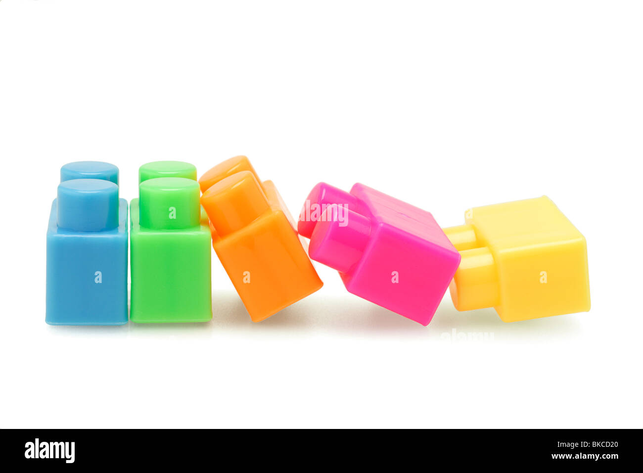 In plastica colorata la costruzione di blocchi disposti su sfondo bianco Foto Stock