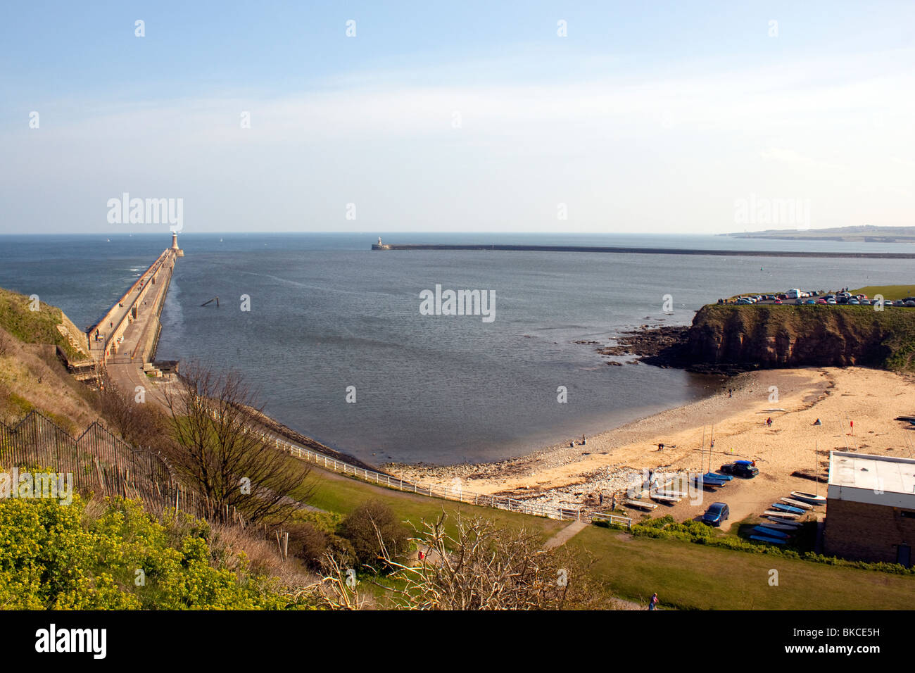 King Edwards bay di Tynemouth. Vista dall'interno del castello di Priorato che mostra sia di Tynemouth e South Shields pontili e dei fari Foto Stock