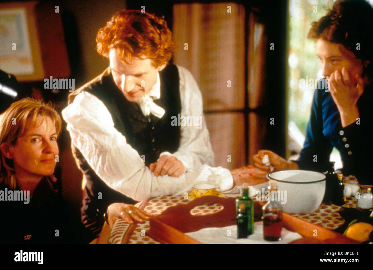 GILLIAN ARMSTRONG (DIR) sul set di OSCAR E LUCINDA (1998) con Ralph Fiennes, CATE BLANCHETT GLLA 001 Foto Stock