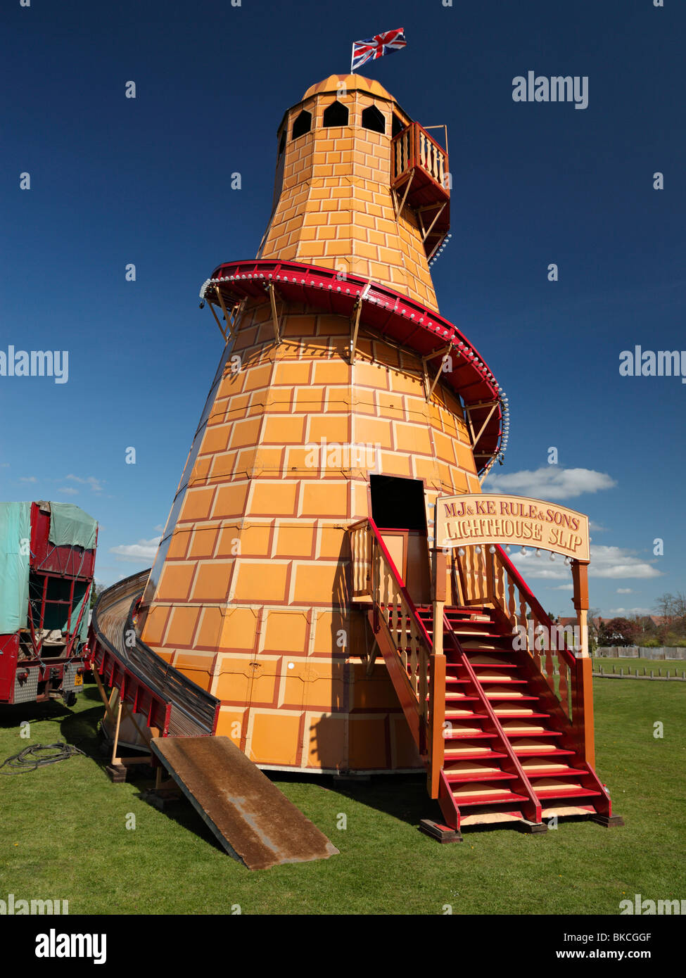 Tradizionale Helter Skelter fairground ride, a carradori fiera del vapore. Foto Stock