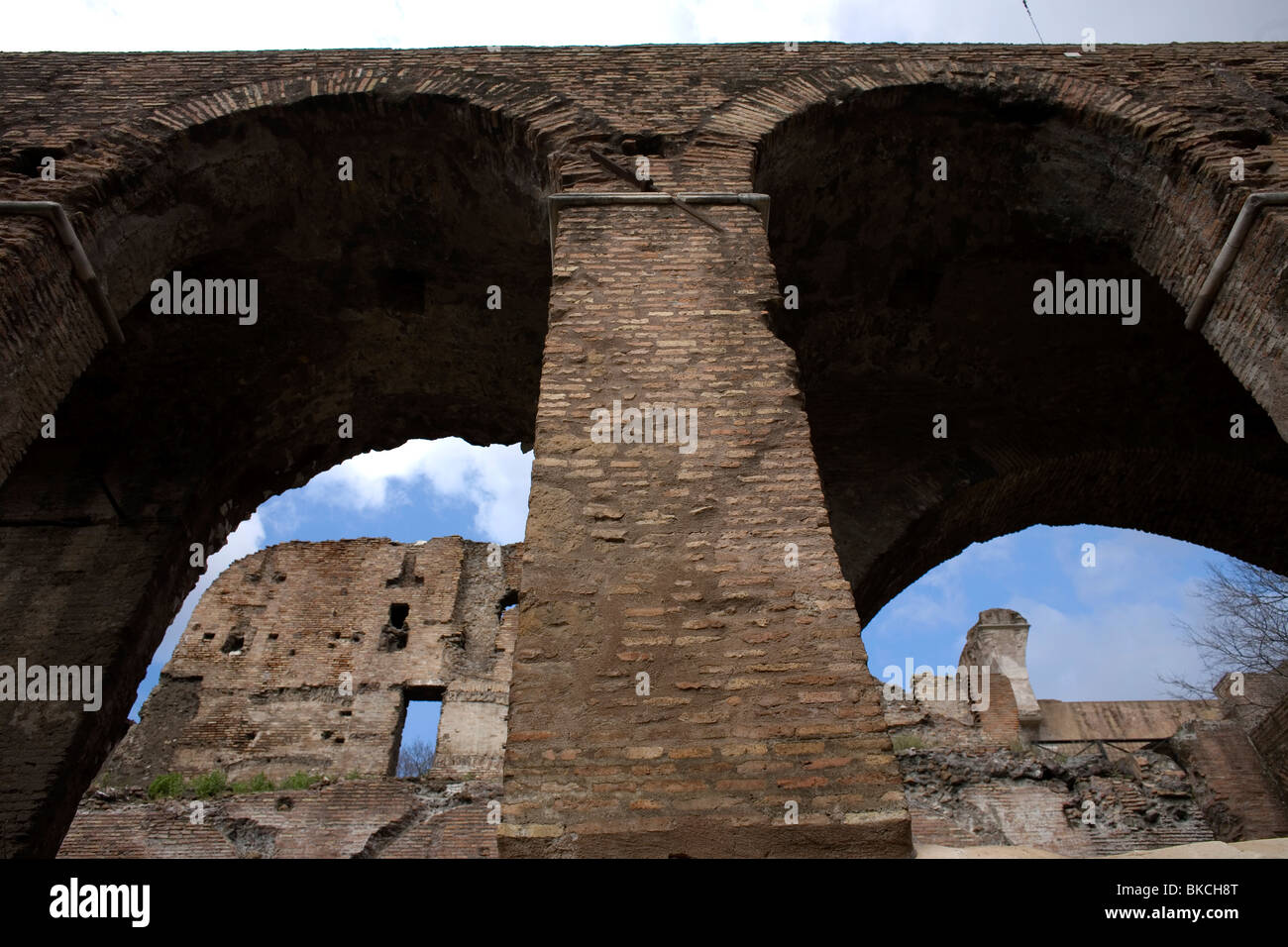 Gli archi della Basilica di Massenzio o di Costantino nel Foro Romano, Roma, Italia Foto Stock