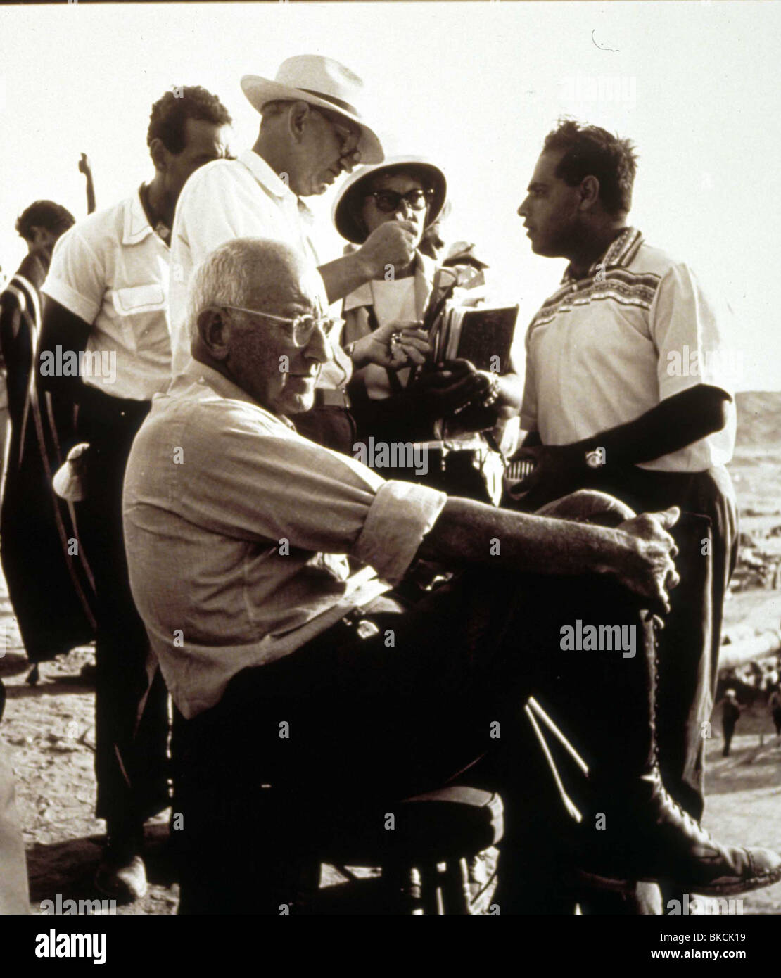 CECIL B DEMILLE (DIR) SUL SET I DIECI COMANDAMENTI CON JOHN FULTON CECI 003 Foto Stock