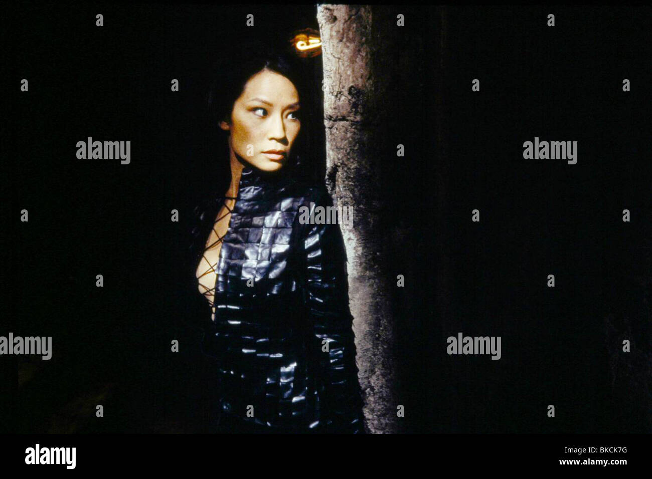 CHARLIE'S ANGELS: Full Throttle (2003) CHARLIE'S ANGELS 2 (ALT) Lucy Liu CHA2 002-017 Foto Stock