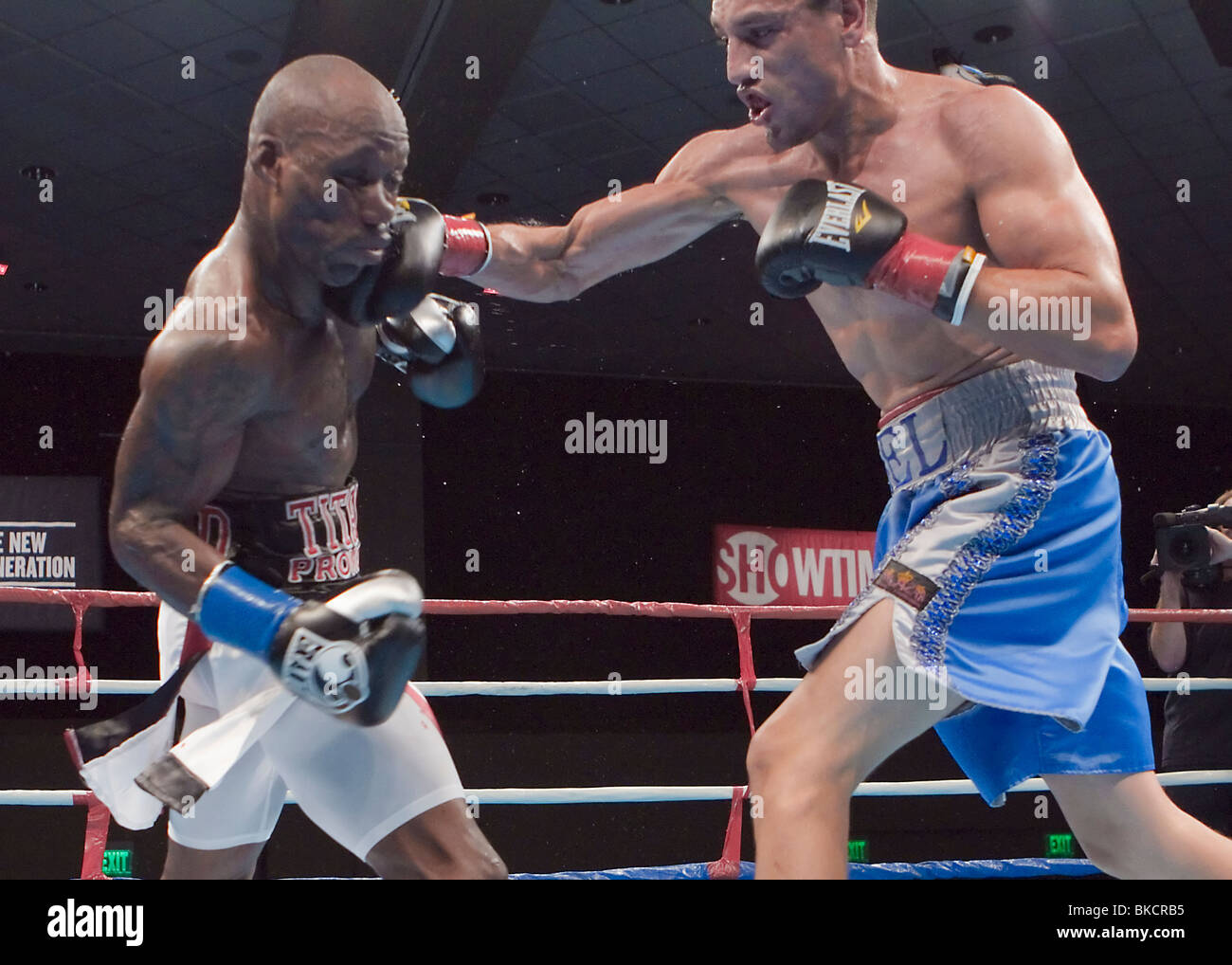 Boxer DeMarcus Corley messo K.O. dal Freddy Hernandez Foto Stock