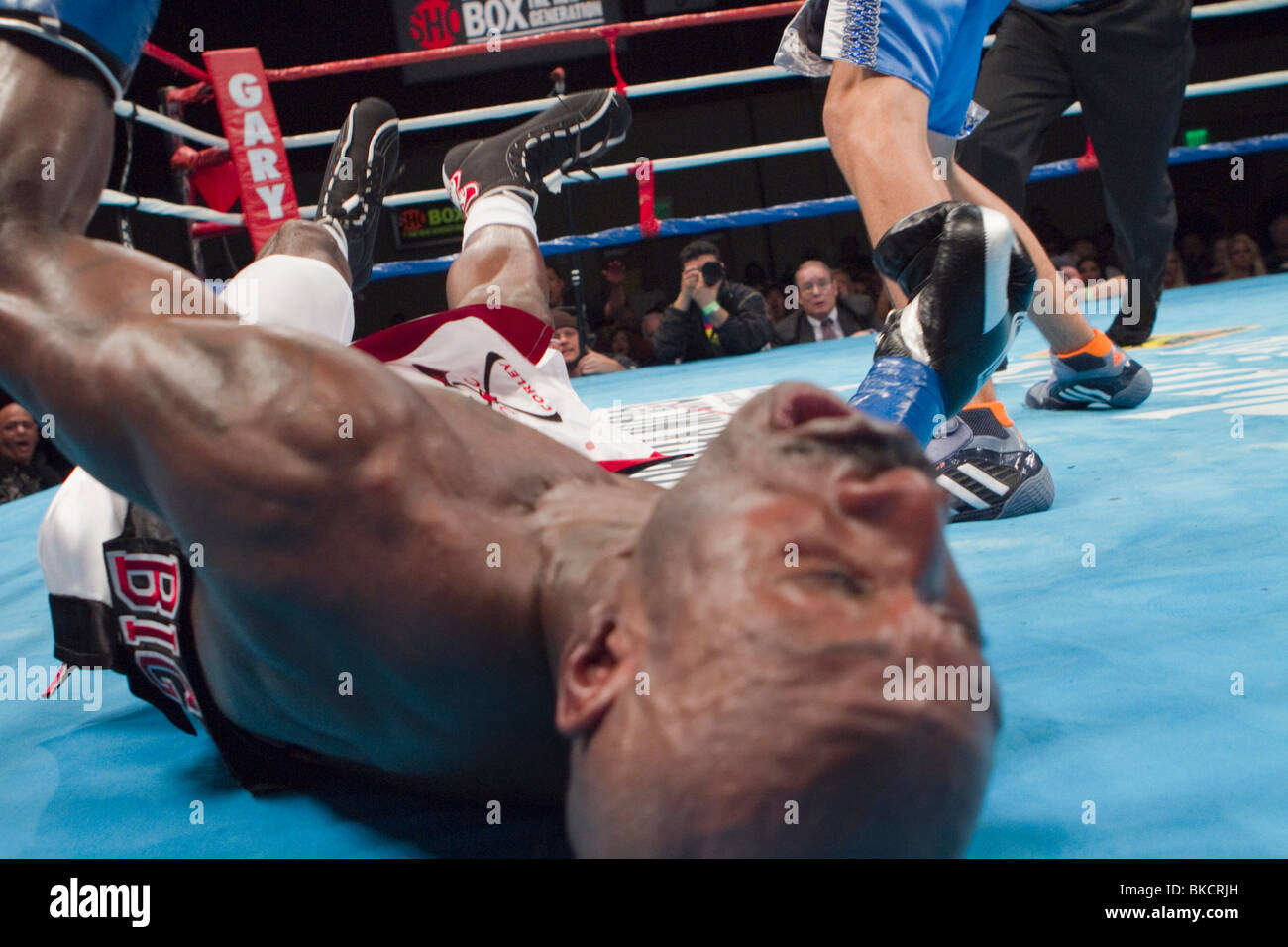 Boxer DeMarcus Corley messo K.O. dal Freddy Hernandez Foto Stock