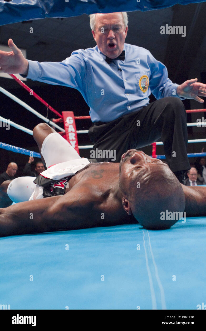 Boxer DeMarcus Corley contato fuori da arbitro dopo KO Foto Stock