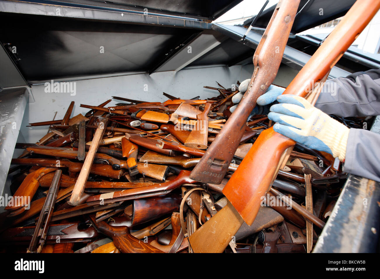 Illegale e legale di armi e munizioni. Le armi sono raccogliere e distrutti al LZPD in Germania Foto Stock