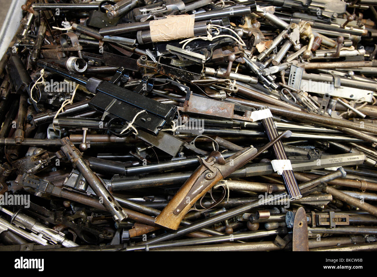 Illegale e legale di armi e munizioni. Le armi sono raccogliere e distrutti al LZPD in Germania Foto Stock