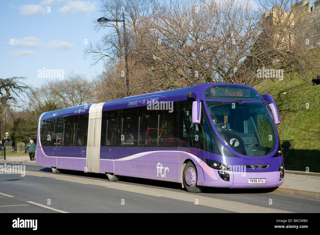 Ftr bendy bus su una strada nel centro di York, Inghilterra. Foto Stock