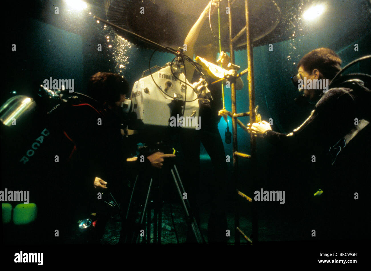 Le riprese di produzione (ALT) ubicazione (ALT) dietro le quinte (ALT) SUL SET (ALT) O/S 'Sfera' (1998) film 259 Foto Stock