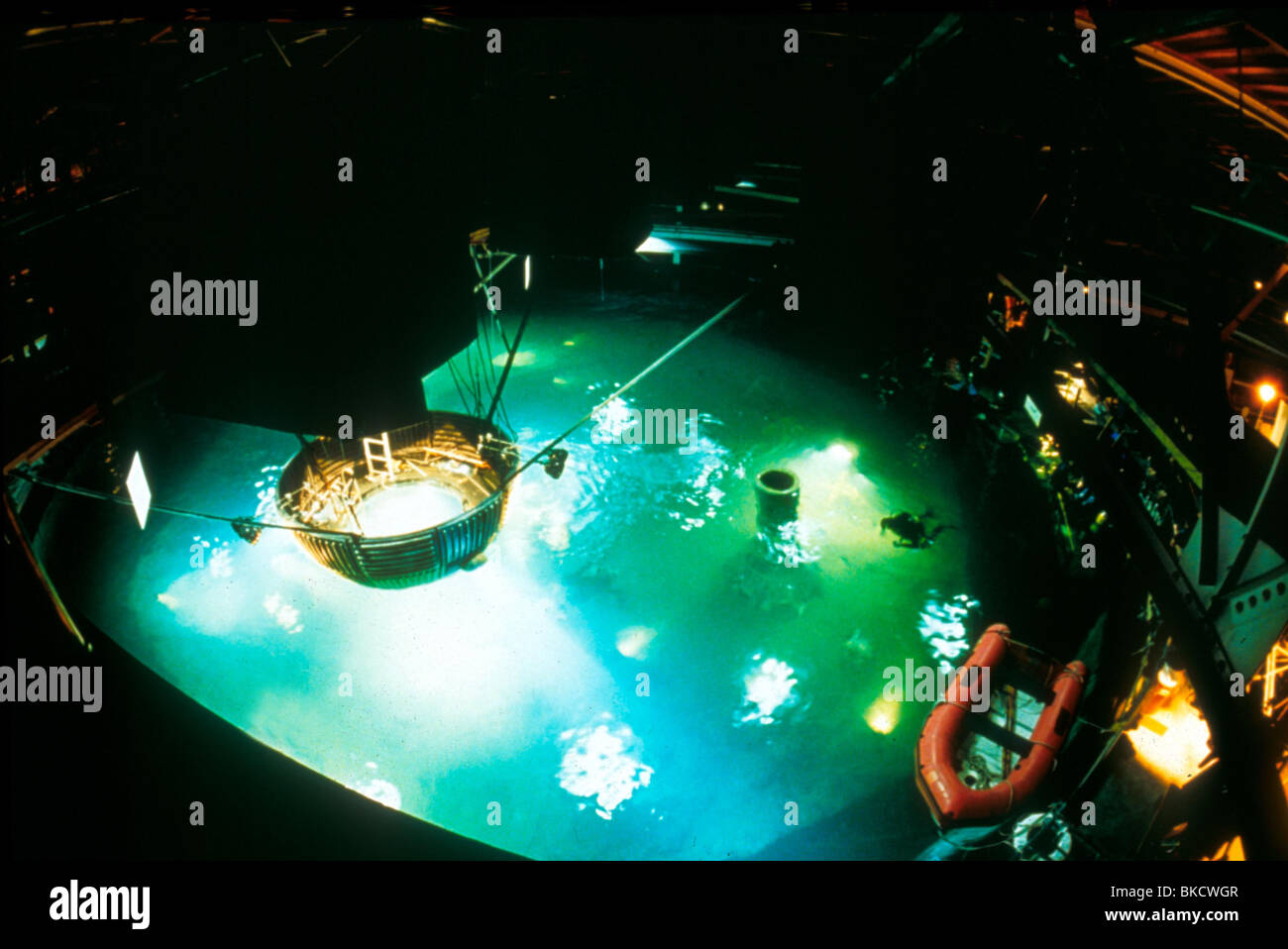 Le riprese di produzione (ALT) ubicazione (ALT) dietro le quinte (ALT) SUL SET (ALT) O/S 'Sfera' (1998) film 263 Foto Stock