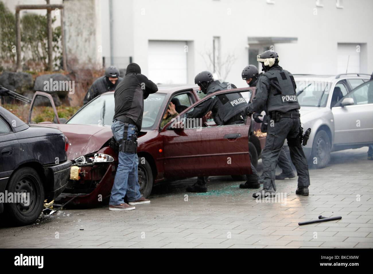 Esercizio di una polizia SWAT team, anti terrorismo, unità di forze speciali di polizia hanno. Foto Stock