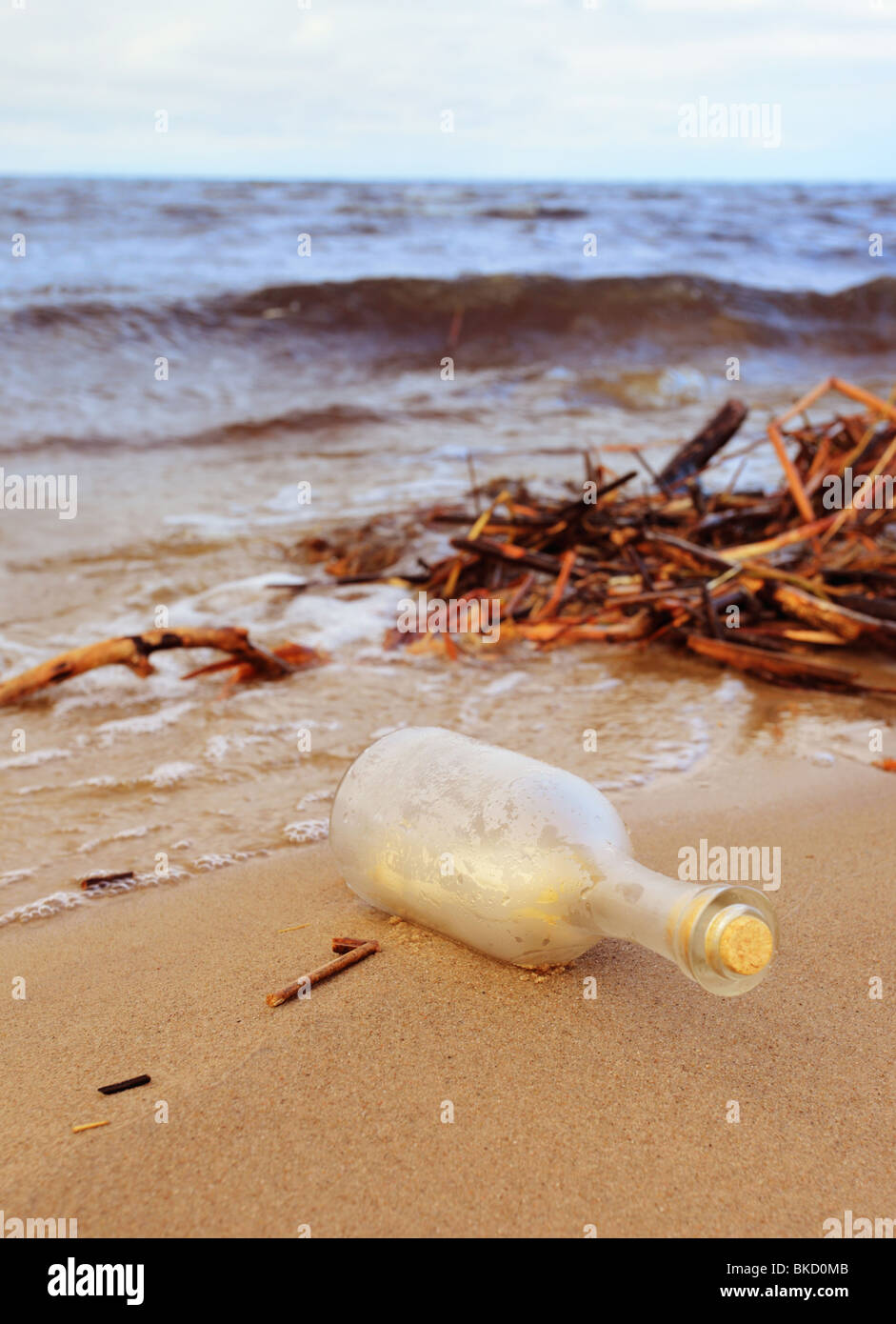 Un messaggio in bottiglia su una spiaggia del mare Foto Stock