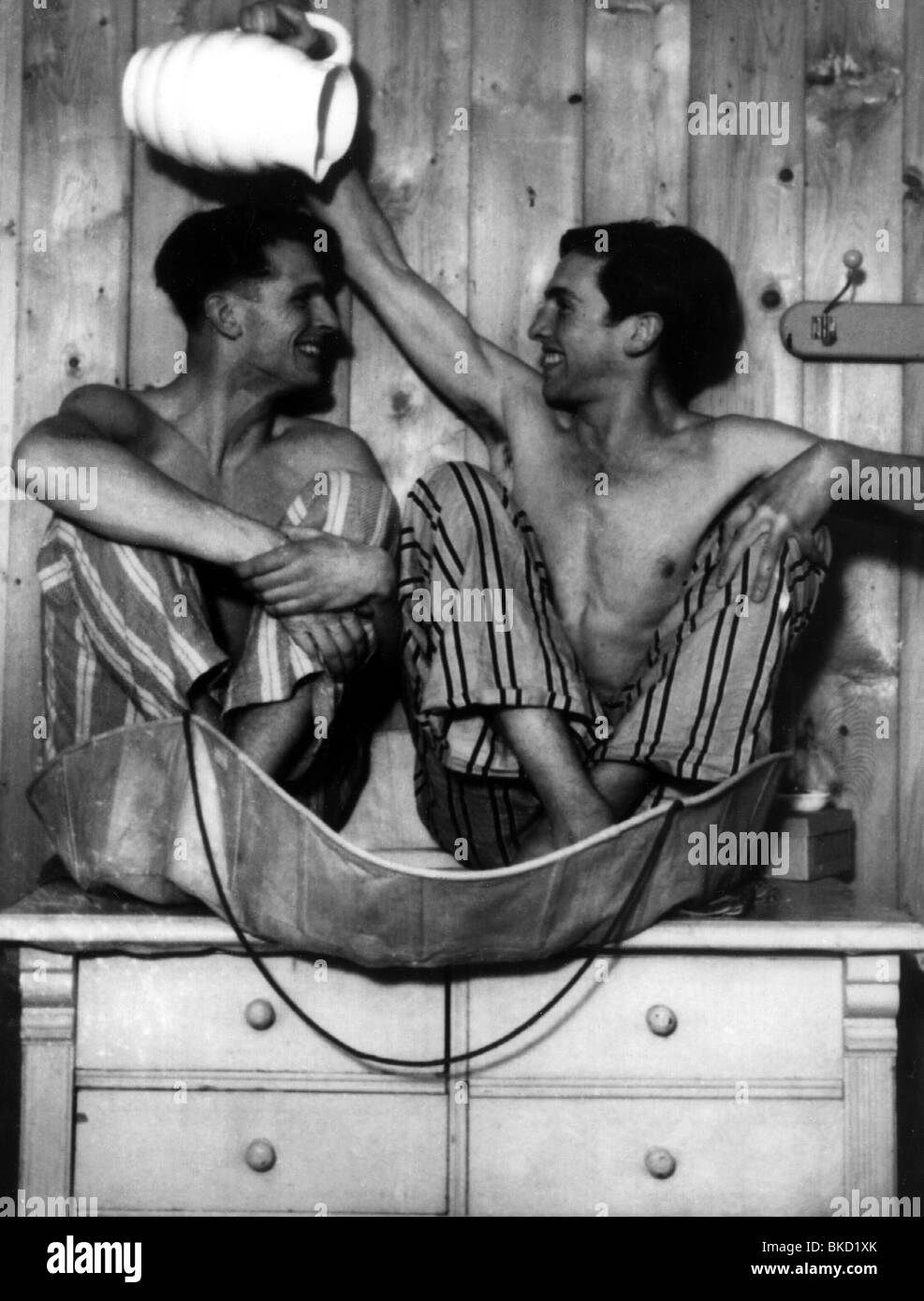 Probst, Christoph, 6.11.1919 - 22.2.1943, studente tedesco, membro del gruppo di resistenza 'White Rose', a mezza lunghezza, probabilmente con Alexander Schmorell, circa 1941, Ruhpolding, Germania, Foto Stock