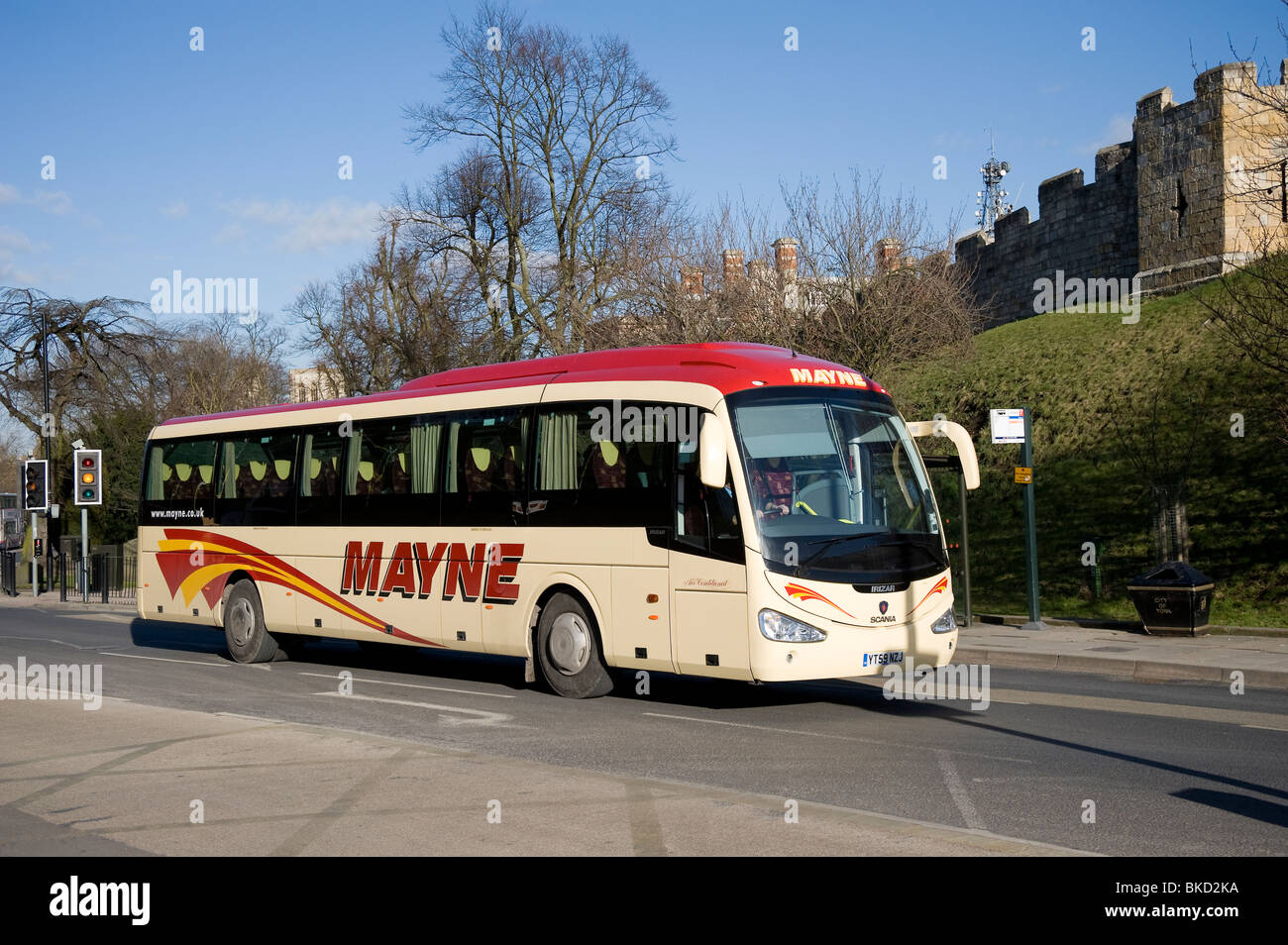 Mayne autobus ad una fermata di autobus di un centro città in Inghilterra. Foto Stock