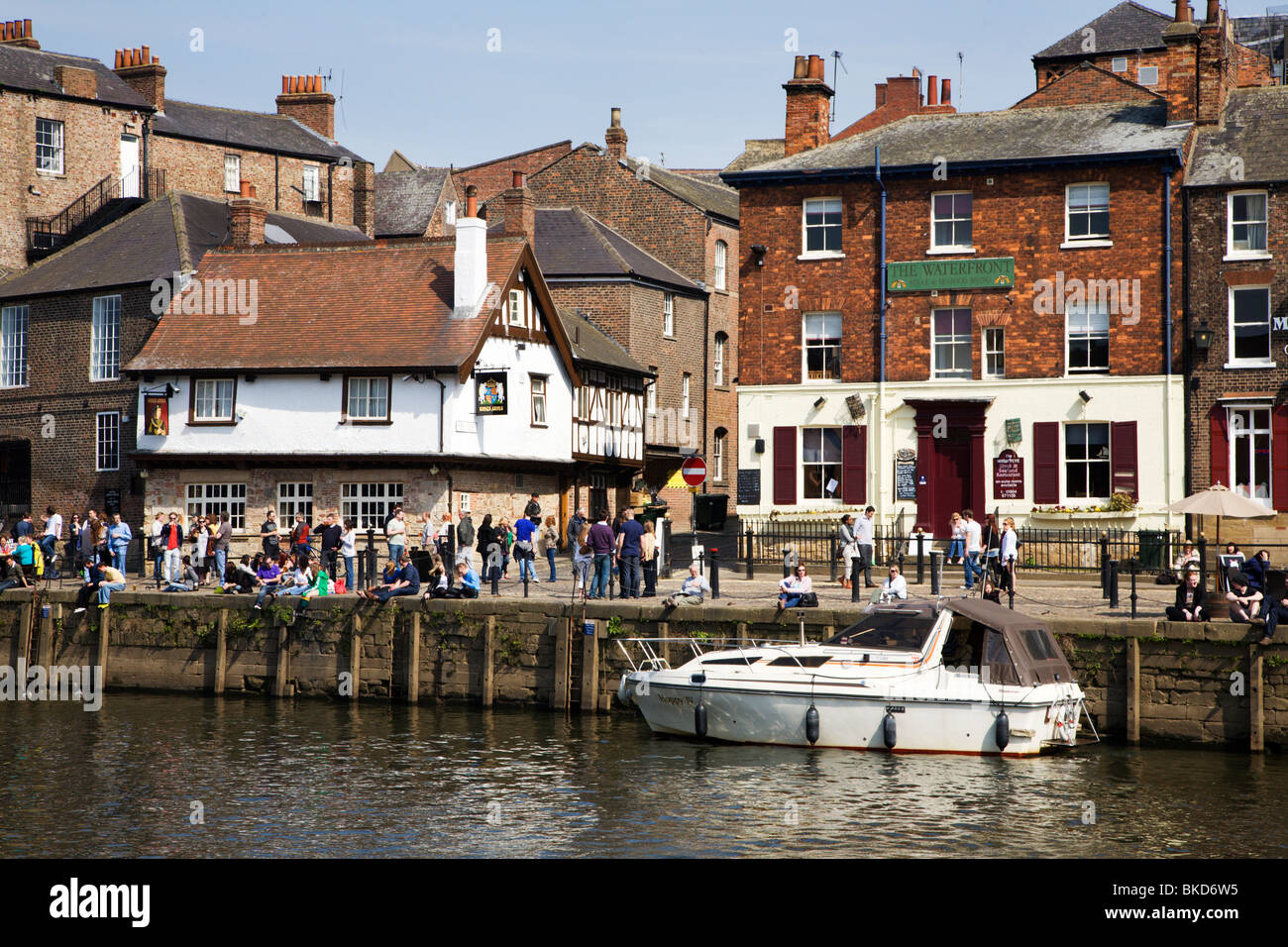 La Gente seduta sul lungomare al Kings Staith York Yorkshire Regno Unito Foto Stock