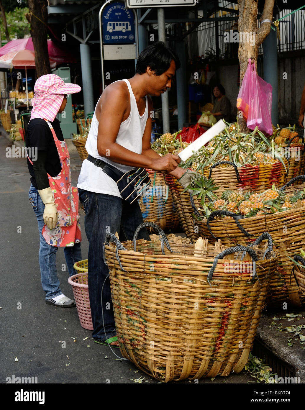 Ananas fresco da rayong in vendita a bo bae mercato (bobae) ,Bangkok , Thailandia Foto Stock