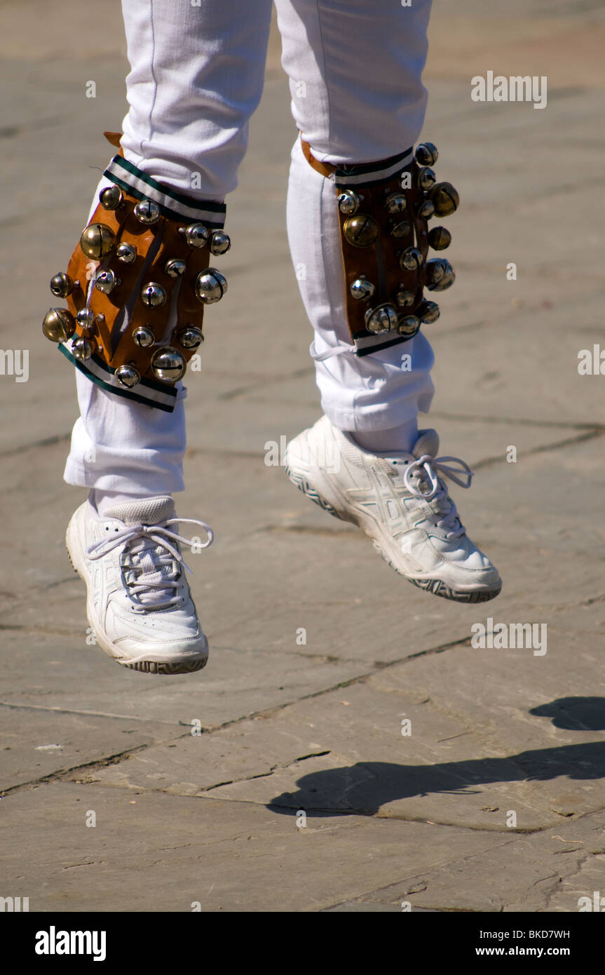 Dettaglio di Morris ballerini alle gambe in azione con campane su Foto Stock