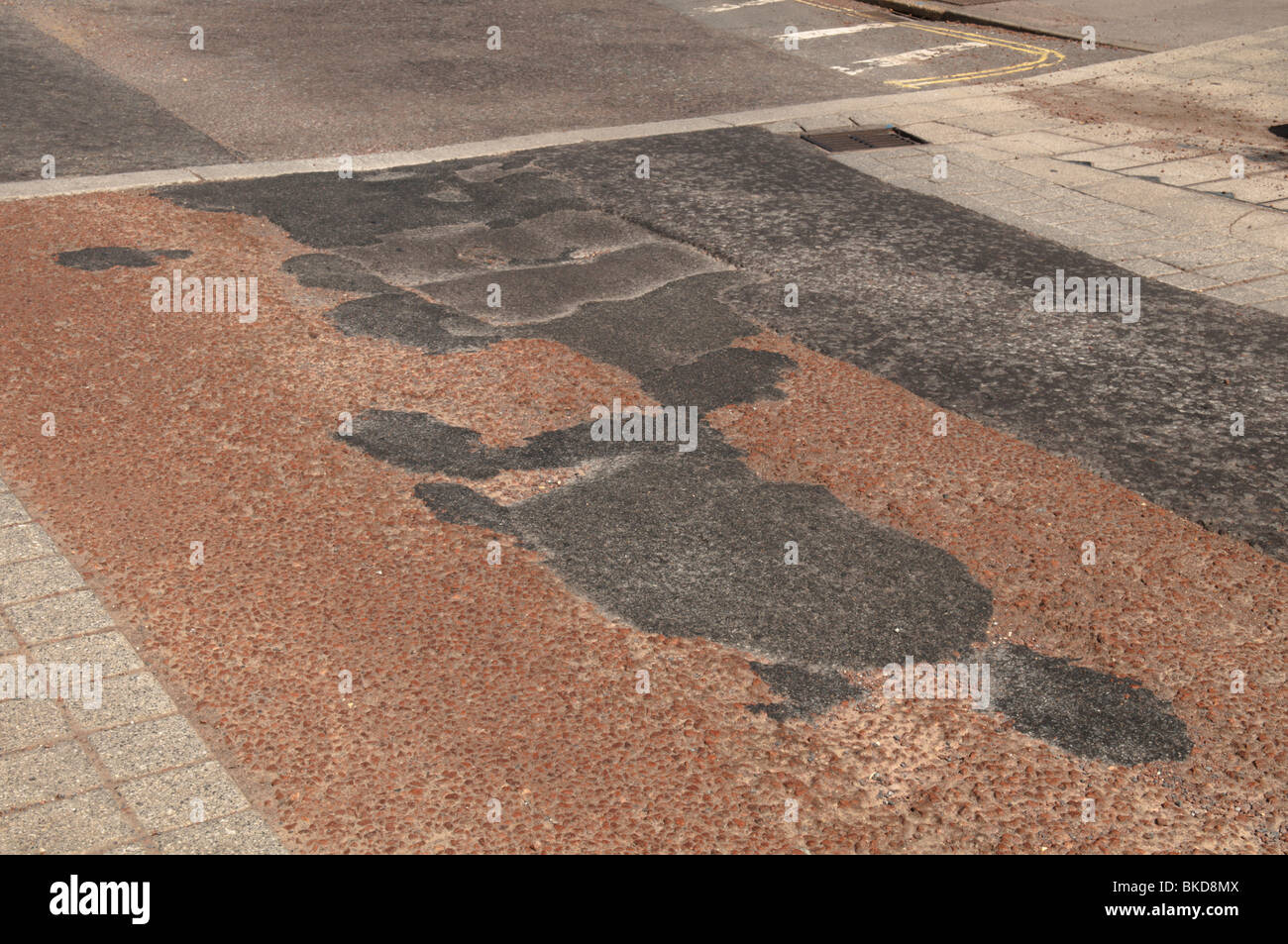 Fori riparati in strada, riempitivo asfalto nero in re, asfalto rosa Foto Stock