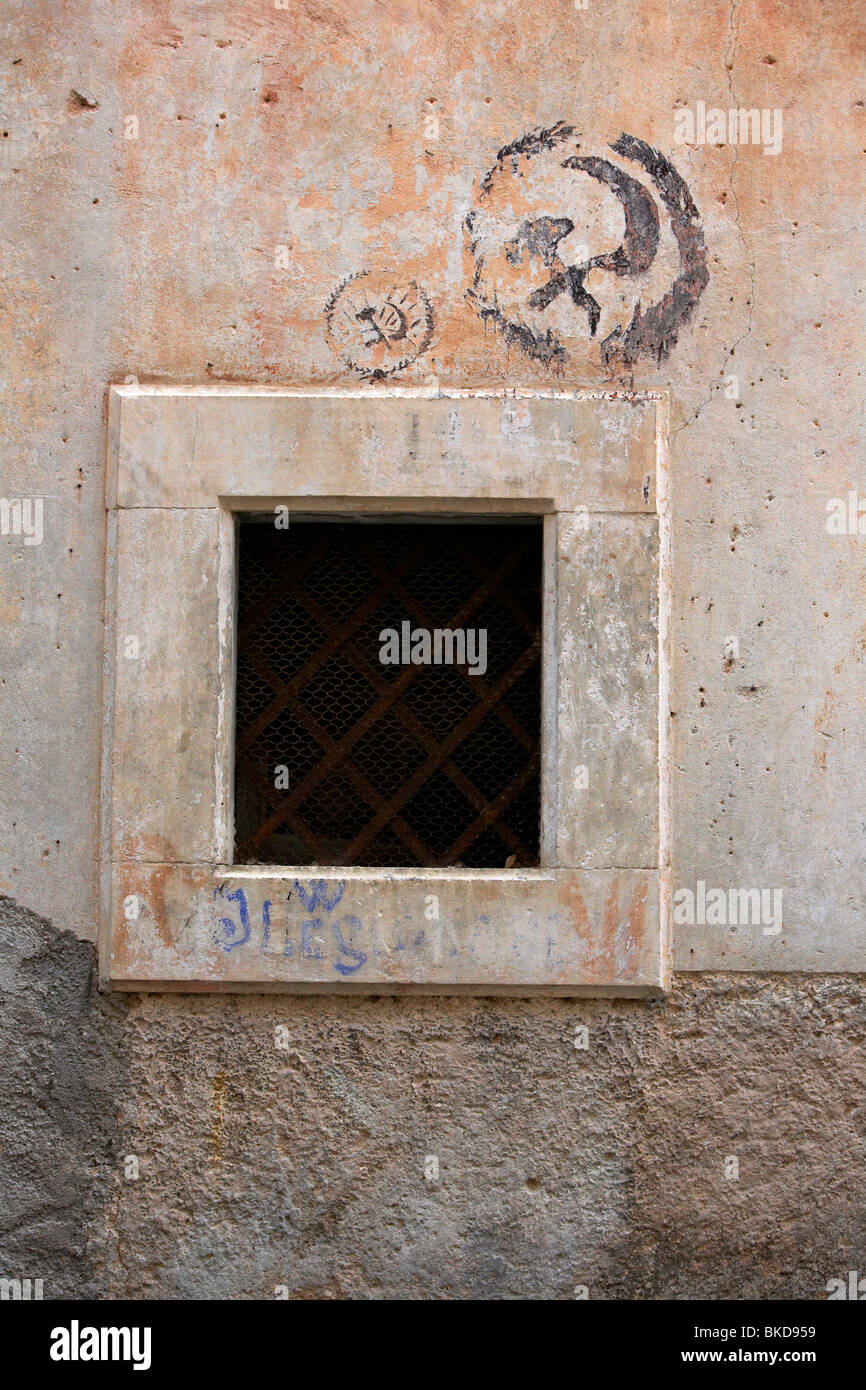 Una falce e martello dipinta su un muro di Ofena, Abruzzo Italia Foto Stock