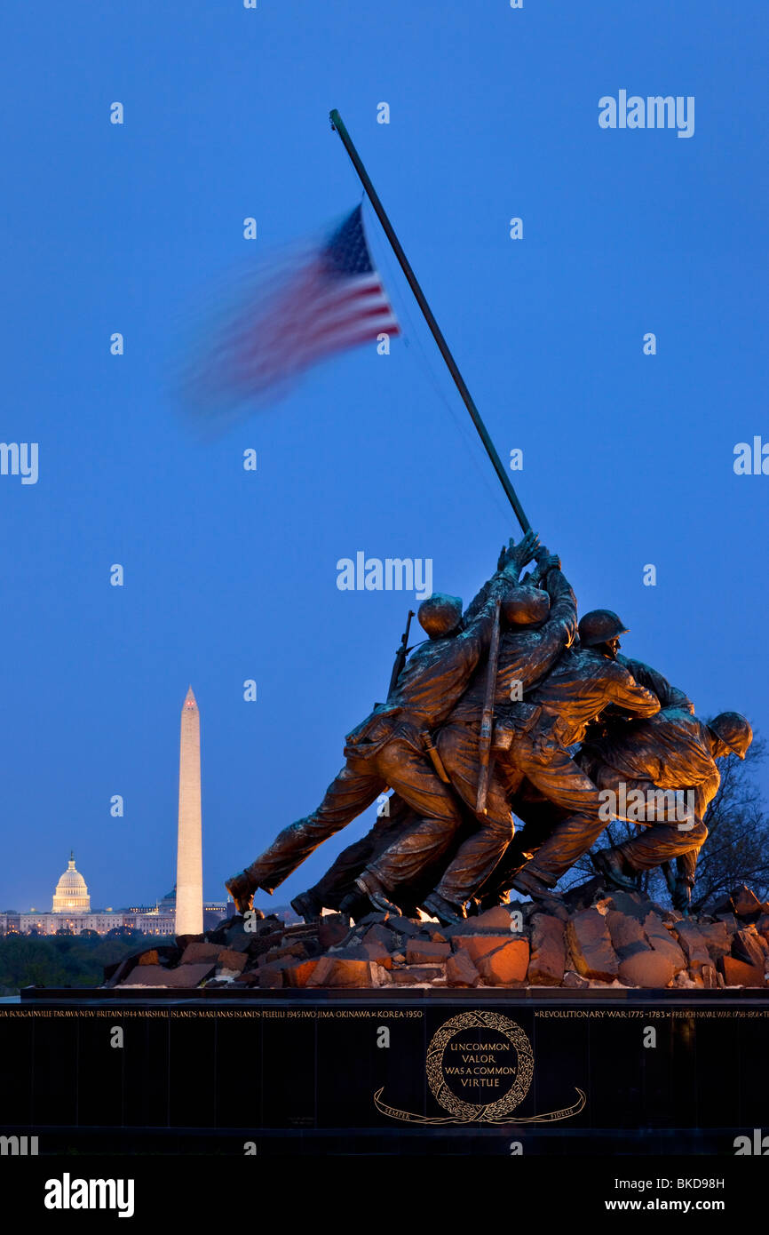 Iwo Jima Marines Memorial al crepuscolo vicino al Cimitero Nazionale di Arlington, Arlington Virginia STATI UNITI D'AMERICA Foto Stock