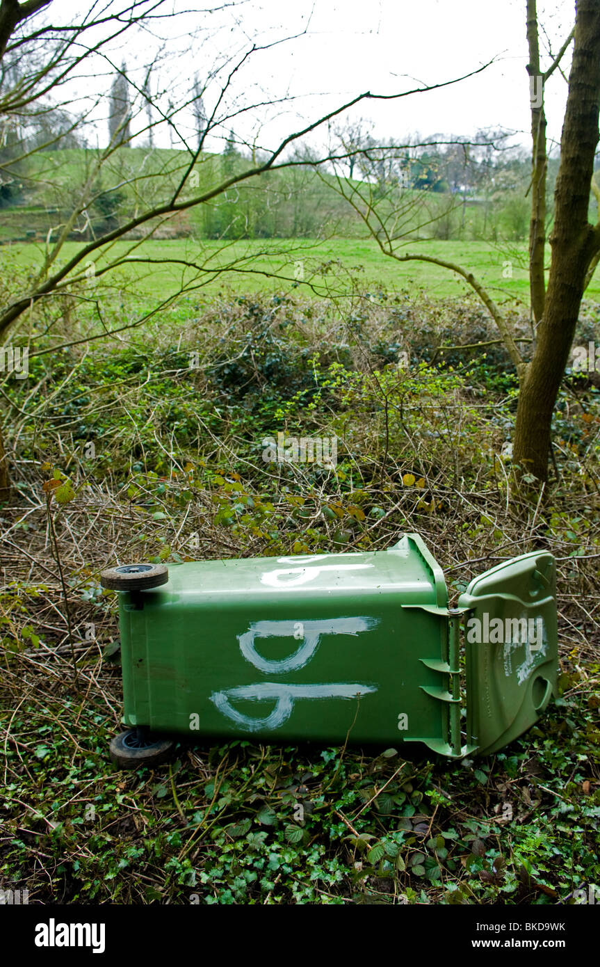 Scartato in plastica verde bidone con ruote un occhio mal in campagna Foto Stock Scartato in plastica verde bidone con ruote un occhio mal in campagna Foto Stock