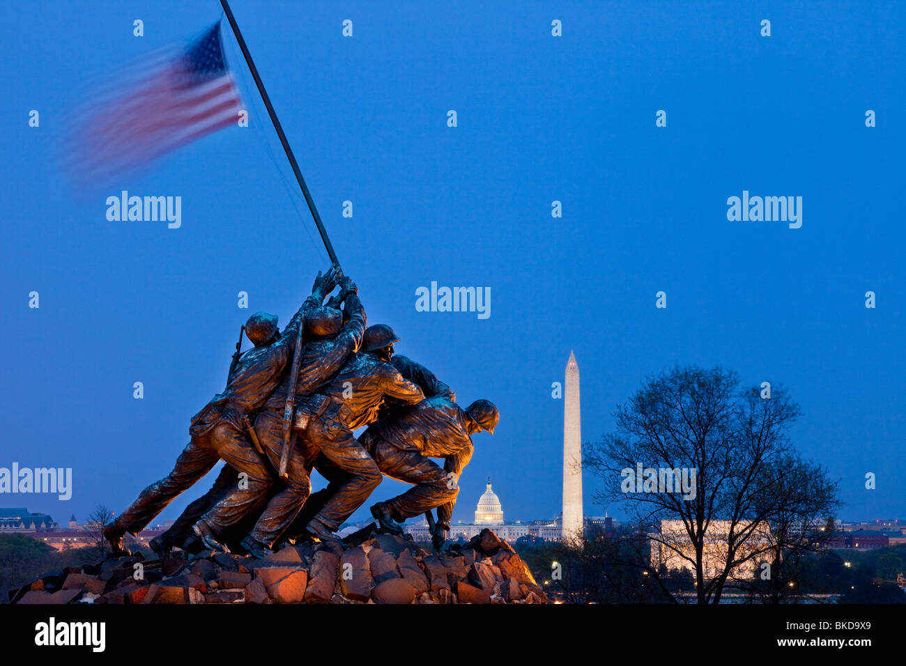 Iwo Jima Marines Memorial al crepuscolo vicino al Cimitero Nazionale di Arlington, Arlington Virginia STATI UNITI D'AMERICA Foto Stock