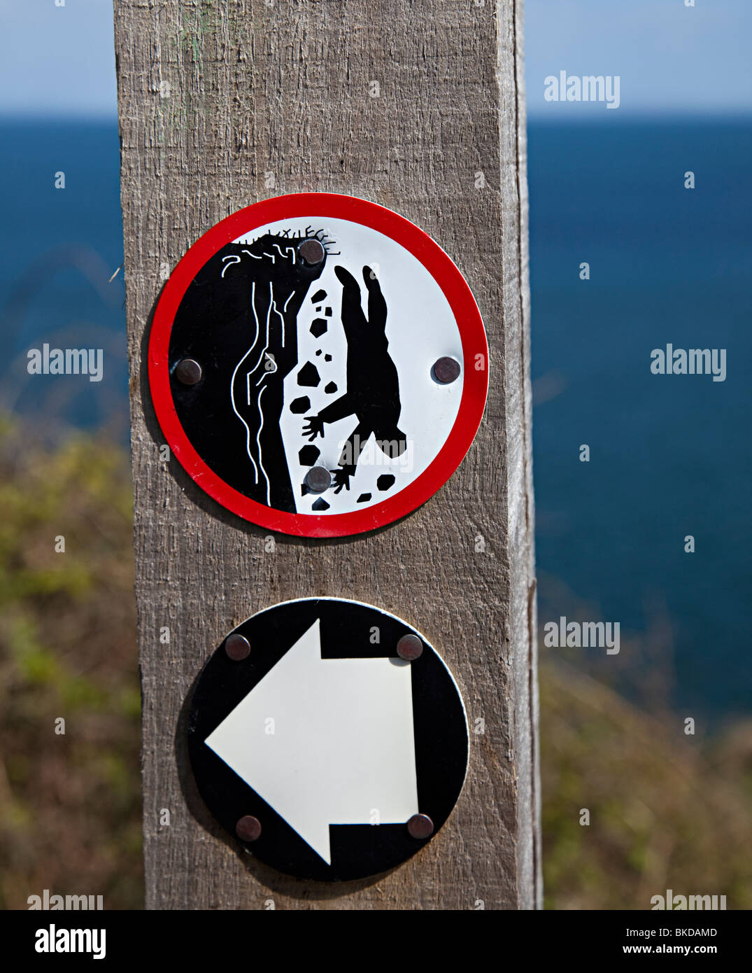 Pericolo cliff simbolo di bordo su Pembrokeshire Coast path Wales UK Foto Stock