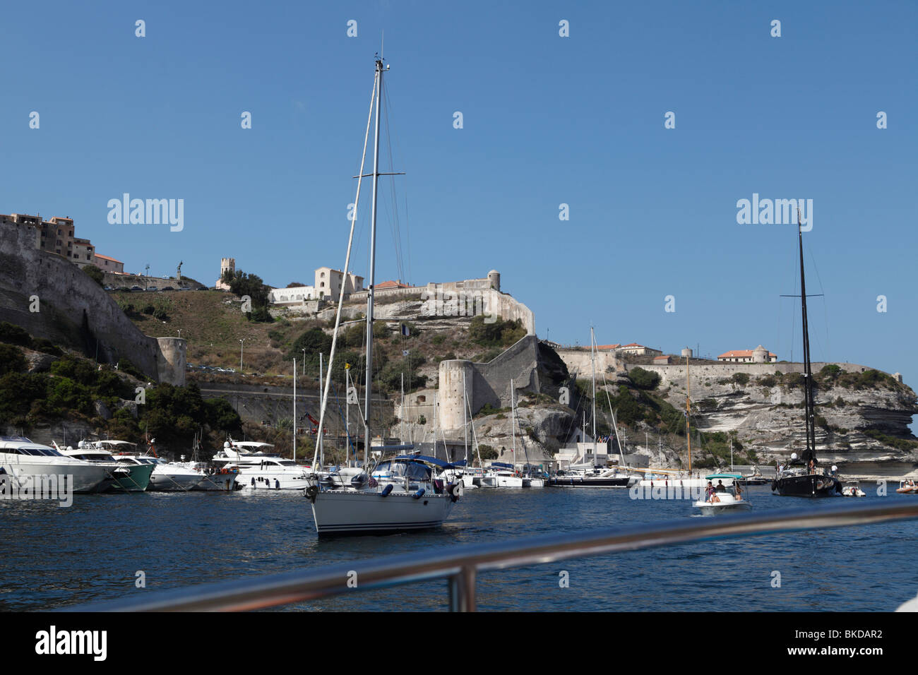 Attraversando le barche nella parte anteriore della cittadella di Bonifacio Foto Stock