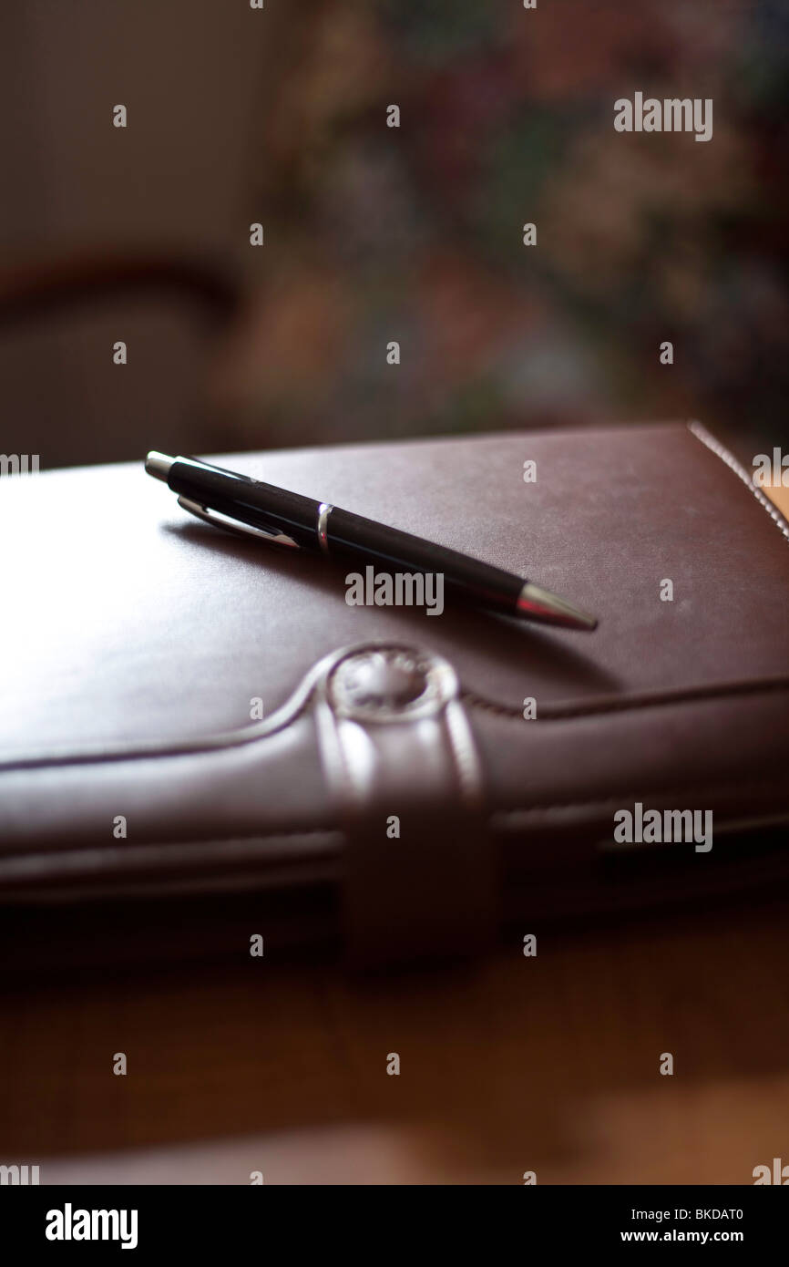 Un diario rubrica giorno planner rilegati in pelle con chiusura a scatto Foto Stock