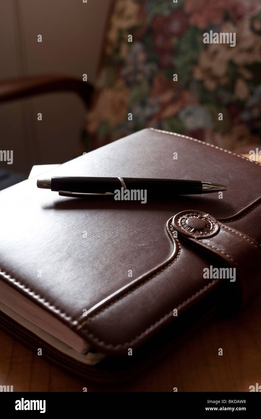 Un diario rubrica giorno planner rilegati in pelle con chiusura a scatto Foto Stock