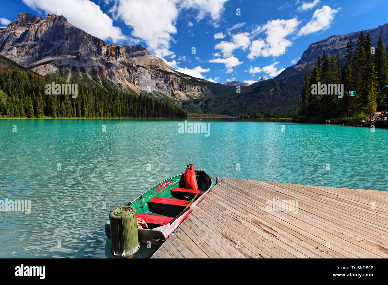 Barca ormeggiata sul Lago Smeraldo, British Columbia, Canada Foto Stock