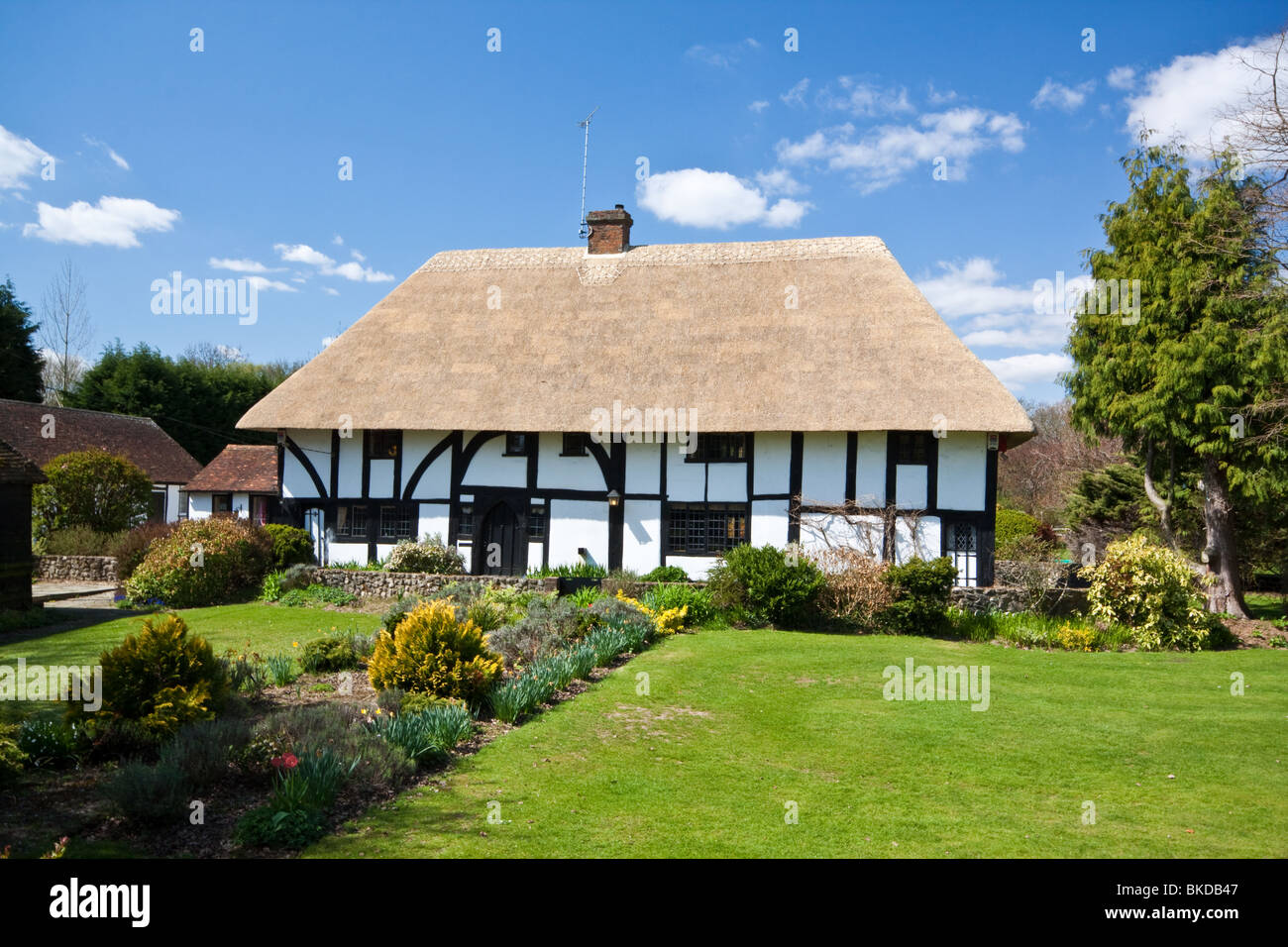 Cottage con il tetto di paglia nel pittoresco villaggio di Smarden Kent Foto Stock